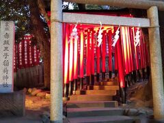 入ってすぐの所にあるのが稲荷神社☆
階段を上がると小さな祠があります。

鳥居がいい雰囲気です。