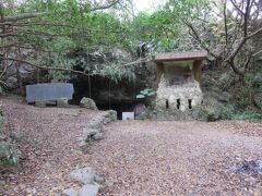 チビチリガマ
太平洋戦争末期の１９４５年４月１日に読谷村の海岸に米軍が上陸し、翌２日チビチリガマに避難していた住民約１４０名中８５名がここで亡くなりました。そのほとんどは集団自決によって亡くなり、多くは１８歳以下の子供たちだったと言われています。
住民をも巻き込んだ悲惨な戦争のことをわたしたち日本人は決して忘れてはならないこと、そしてこうした方々の尊い犠牲の元に今の日本があり、今の自分たちがあることも決して忘れてはならないことを肝に銘じました。
自分の家族や愛する人々、友人、知人がそんな目に遭うことを想像するだけでも心が張り裂けそうな気持になります。
悲しい沖縄線で犠牲になった方々が眠るこの場所。写真も必要最低限にとどめ、長居することなく静かに手を合わせて祈り、この場をあとにしました。
本当は他の戦跡もあってそちらに立ち寄ることも可能とＨさんからは言われましたが、ある種の感受性が少しだけ強いわたしはこで強烈に受けた感覚以上には耐えられないと思いこの日の戦跡はこの場所だけにしてもらいました。
（この日は一人だけの貸し切りツアーだったので）