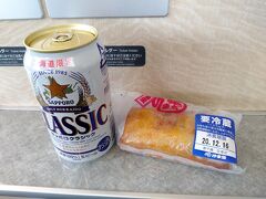 快速エアポートの車内でさっそく小樽の名店「かま栄」のパンロールで朝食を。
