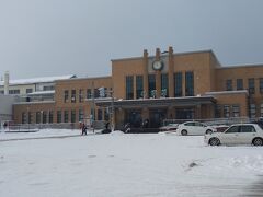 雪降る小樽駅に到着。相変わらず観光客が少ない、人が少ない。