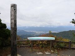 ロープウェイは鳥兜山（とりかぶとやま）山上に着きます。
