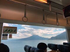 各駅停車で鹿児島中央へ

途中から錦江湾沿いを走る
桜島がこんな感じで見える
時間あれば、リムジンしないで
このルートで市内に行くのがおススメ