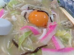 さて、事前に連れとも意見の合ったラーメン屋さんです。
高級中華料理店よりも、こういう普通の街のラーメン屋さんのちゃんぽんを食べようと思っていました。
爆弾ちゃんぽんが有名らしいですが、特製ちゃんぽんをチョイス。生卵のトッピングが。
薄味さっぱり系でした。ご馳走様です。