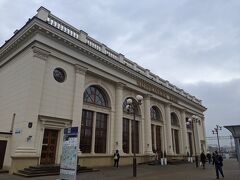 地上へ出て国鉄のミンスク駅へ。
駅舎は2つあり、
こちらのクラシックな建物の中には
切符売り場があります。

ひとまず隣国リトアニアの
首都ヴィリニュスまでの切符を
事前に購入しておきました。