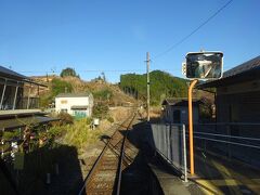 ホームから先を見る。
線路の微妙なカーブから、かつてこの右側にも駅構内が広がっていたことが分かる。