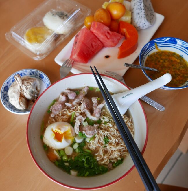 朝食兼昼食<br />特製ラーメン　<br />果物（スイカ　パパイヤ　マ.プラーン　パイナップル　ケーオマンコーン　パッションフルーツ）<br />饅頭　黒ニンニク