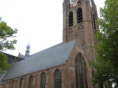 再びトラムに乗り、旧市街に近いprinsenhofで下車。
新教会と旧教会の共通チケットを購入4.95ユーロ（オランダパスで10％引き）

旧教会から入ってみます。
ゴシック様式で塔は75mありますが、地盤沈下で遠くから見ると少し傾いているのがわかります。オランダのピサの斜塔と呼ばれているそうです。

旧教会は1246年に建てられましたが、1536年の大火災と1654年の火薬庫爆発によって、大被害があったようです。

