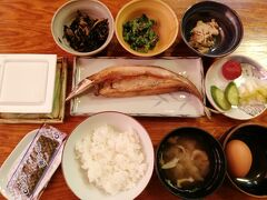 朝食の魚は、カマスのみりん干し。
マグロのフレーク・小鉢の野菜もおいしかった♪