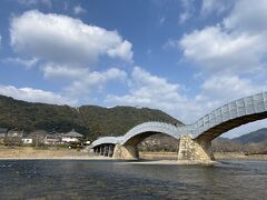 なんと厳島神社の大鳥居に続いて此方も修繕工事中