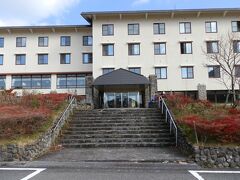 　「とっとり花回廊」から鳥取県日野郡江府町御机字鏡ヶ成の「休暇村　奥大山」へバスで移動しました。（移動時間：約45分）

　「休暇村 奥大山」は大山隠岐国立公園内、大山南麓標高920ｍの高原に立つ森のリゾートホテルです。ホテルの客室は和室が中心です。 
　
　敷地内には芝生広場やウォーキングコースの他に「鏡ヶ成キャンプ場」「鏡ヶ成スキー場」があり、四季を通じて自然を満喫することができます。
