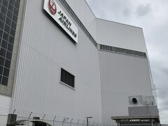 着いた先が新整備場駅。
ほぉ、ここが出口だったのか。何組かの親子連れを目にした。間近で見る飛行機はターミナル展望デッキより迫力があっていいよね。