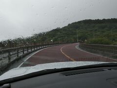 ニライ橋・カナイ橋。残念ながら雨で視界不良です。