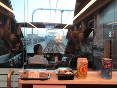 名古屋市内の高架区間で、乗車前に購入しておいたお酒と惣菜を取り出し夕食の支度に。
前方には、30000系「ビスタEX」の近鉄名古屋行き特急が。