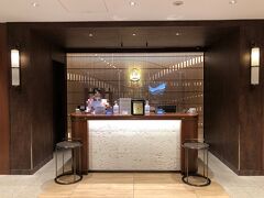 沖縄・那覇空港国内線旅客ターミナル2F（出発ロビー）
『Diamond Premier Lounge』＆『Sakura Lounge』

日本航空『ダイヤモンド・プレミアラウンジ』＆『サクララウンジ』
のレセプションカウンターの写真。

こちらのレセプションカウンターは、「ダイヤモンド・JGCプレミア
専用保安検査場」の専用ゲートから直結しています。

レセプションカウンターの前面パネルには、沖縄の「琉球石灰岩」が
採用されていて、素朴で温もりのある雰囲気を醸し出しています。

『ダイヤモンド・プレミアラウンジ』＆『サクララウンジ』を
利用するには、レセプションカウンターに設置されているリーダーに
搭乗券又はeチケットお客様控えの2次元バーコード、ICカード、
ICケータイなどをタッチすれば入室することができます。