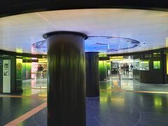 久しぶりの地下鉄日本橋駅。
いつの間にか、未来感たっぷりの空間に変わってた。