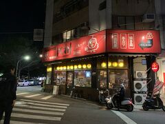 焼き鳥屋さん。当初4人だったのがだんだん増えて