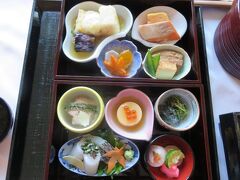 旅の８日目。
ホテル日航アリビラで迎える朝。この日も出発が早かったのでルームサービスの朝食。
連泊なので、とうとうお重に入れて持ってきてくれました。
