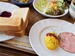 おはようございます
ホテルの朝食は洋食か和食をチョイス
昨日は私が和食を選んで
量の多さに難儀したので洋食を選びました
相方は「ならば和食を」と頼んでましたが
本当、量多いヨ

きっちり食後にリバースしてました(-_-;)