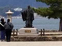 おっ平清盛さんがいますね
厳島神社の大鳥居を見渡しながら
京都の方角を向いて国の繁栄を願っているそうです
なかなか立派な像でした