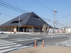        横断歩道を渡って「道の駅 」へ