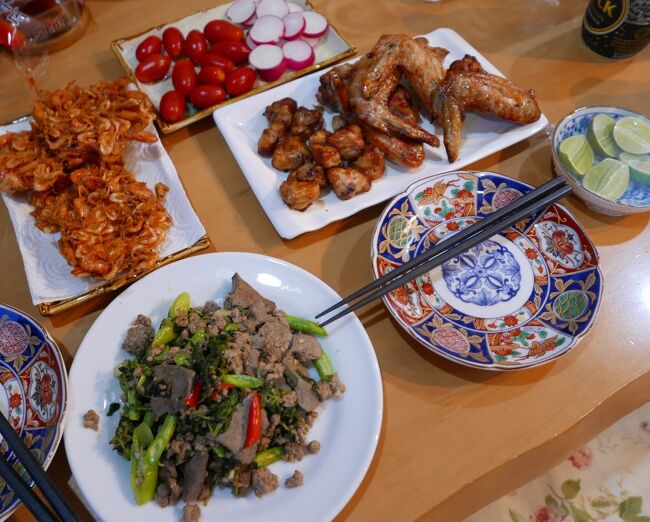 14日　夕食<br />パックラパオ.ムー.サップ．．．〇<br />小海老のかき揚げ．．．．◎<br />焼き手羽先と焼き肛門．．．．◎<br />