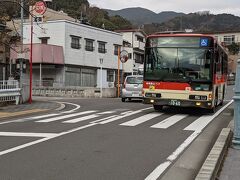 湯河原駅行きの箱根登山バスは時刻表通りやって来ました。