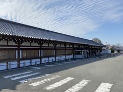 博物館目の前の三十三間堂へ。多分初めて来た。修学旅行でも来てない気がする。

修学旅行が大昔過ぎてうろ覚えだけど。
金閣寺（金ぴか！派手！）、銀閣寺（地味！六代将軍！）、清水寺（これが有名な舞台か～）、二条城（でかい）という記憶しかありません。アホの子でしたね。