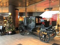 東京・恵比寿『The Westin Tokyo』

『ウェスティンホテル東京』のエントランスの写真。

12月に入り、こちらのクリスマスツリーを目当てに
訪れる人も増えてます。

2020年も『恵比寿ガーデンプレイス』のクリスマスデコはバカラ製。
「バカラエターナルライツ2020」 です☆彡