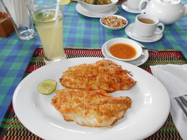 Red fish＝8,000k<br /><br />Lime Juice＝1,500k<br /><br />多分、アカハタかなんかでは。<br /><br />妻がオーダーしたのですが、私には盲点だった！<br />この手のやつって炭火で黒こげBBQが定番なので嫌だったのですが、<br />ちゃんとスタッフが、調理法の相談に乗ってくれて、<br />丁寧な仕事ぶりで大満足のお味でした。<br />いわゆるソテーというやつだと思います。<br />２種類のソースがついてきます。<br /><br />味見させてもらったけど、白身が甘くて火加減もバッチリ。<br />リピートしたくなる味でした。