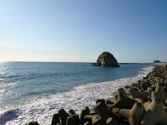 いわき市に行く前に、ちょっと寄り道。少し前のI.C.で降りて「二ツ島（茨城県）」へ。名の通りで、大きな島と小さな島と合わせて２つの島があるそうです……が……？？？写真を拡大してみると奥の方に黒い影がありましたが…それかな？！？！（笑）