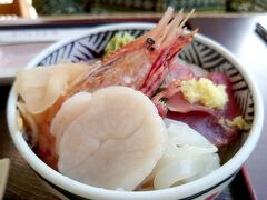 家族オーダーのちらし丼。こちらは酢飯です。