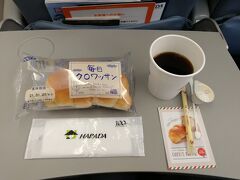 ◇機内サービス◇
今回は静岡９：００発ということで、早朝便となります。
そのため、株式会社コモさんのクロワッサンが提供されます。
クロワッサンが美味しいし、コーヒーはトミヤコーヒーですっきりした味わいを楽しめます。
大手の航空会社さんはドリンクのみの提供が普通ですが、美味しいパンが付いてくるのはとっても嬉しいです！