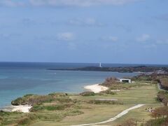 お部屋に戻ってラナイから残波岬をズームで撮影。
灯台も見えています。