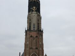 こちらが新教会　マルクト広場にあります。
1381年建造されたゴシック様式の教会。高さは108.75mでオランダで２番目に高い。
1536年に雷が新教会の塔に直撃し、町中が大火災になり破損し、1654年にも火薬庫爆発で大被害にあいましたが、1655年に修復作業をし完成しました。

大理石と黒い石でできた塔は、ロケットのような感じ（笑）。