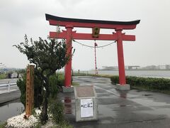 雨が小康状態になったので先を急ぐことに。
やって来た所は旧穴守稲荷神社大鳥居。
空港拡張で神社移転の際、事故多発、怪我人も出て、挙げ句に機長が逆噴射。数々の伝説が残されているが信じる、信じないは貴方しだい。
かくして大鳥居は残った。