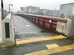 海老取川にかかる、なんか駅名にはそぐわない天空橋。 幅3m程の細長い人道橋だ。この橋を渡れば羽田空港徒歩離脱ミッションは終了。やれやれ。