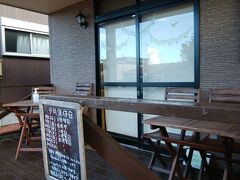 たまな（パン屋さん）
6:30開店です。
開店前から待っています。