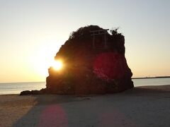 稲佐の浜の大きな岩の間から見えた夕日