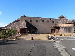 ７＜美術館全景＞
小高い丘の上にある美術館に到着。
一体どこの国の建物だろうか、と思うような変わったデザイン。
開館してから21年、雨風が建物をいい感じに「汚して」くれています。