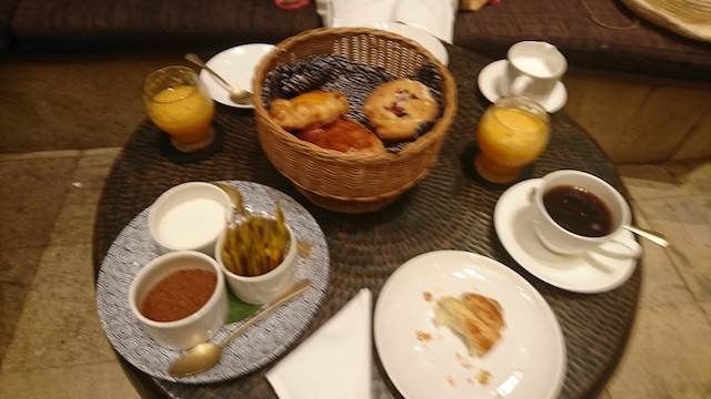 朝4時半に部屋のモーニングコールが鳴る<br /><br />あまり時間余裕がないので急いで支度してロビーへ行くと<br />軽食が出てきました<br /><br />これから数時間の移動と見学前の腹ごしらえ