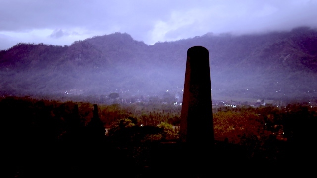 まだ日の出前で幻想的なジャングルの風景でした<br /><br />遠くにアマンジオが見えます<br /><br />以前はアマンジオのゲストだけでしたが<br />今は多くの観光客がいますが...それでも日中より少なく<br />みなさん静かに日が出るのを待ってました