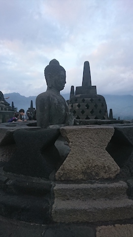 アマンジオのガイドさんに説明を受けならが<br />敷地を1時間ほどかけて回ります<br /><br />その後はご自由にということだったので<br />しばらく仏像を眺めて瞑想してました<br />