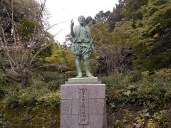  松平親氏の銅像がありました。松平親氏は松平氏・徳川氏の始祖とされている人物です。が、なんだか西洋人のような風貌で・・・