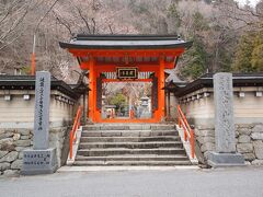 龍泉寺　　大峯山　龍泉寺　おおみねさん　りゅうせんじ

白鳳年間　役行者が大峯山で修行し、洞川で見つけた泉のほとりに八大竜王尊を祀ったお堂を建てたのが始まりと伝わります。

平安時代初期には周辺に悪者や大蛇が住み、寺は衰退しますが、聖宝理源大師が法力でそれらを退治して再興され、修験道の根本道場になりました。