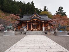 拝殿　1998年、神社の遷座時に伊勢神宮の旧社殿の古材を使って造営されました。
祭神　高龗大神
山の峰の龍神で雨を掌ります。
