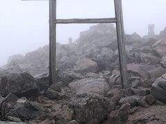 かなりの寒さに耐えつつも、40分ほどで茶臼岳山頂へ到着。
あたりはガスに包まれて、何も見えない。