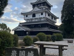 ロープウェイ乗り場から木々の中歩くこと約10分。岩国城へやってきました！