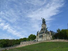 そしてゴンドラから見えた巨大な女神像のあるニーダーヴァルト記念碑に到着。