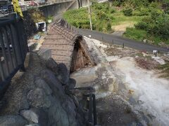 奥には湯の花小屋

中も見学できるようです
今回はパス

そろそろ空港へ向かいましょう
ここでGotoのクーポンが2千円ほど残っていたのですが
空港近くのガソリンスタンドで使い切れました