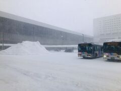 13：15

旭川駅へ到着
横殴りの雪です。